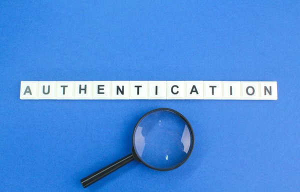 Quelles sont les meilleures pratiques pour gérer l'authentification multi-facteurs dans les applications mobiles ?