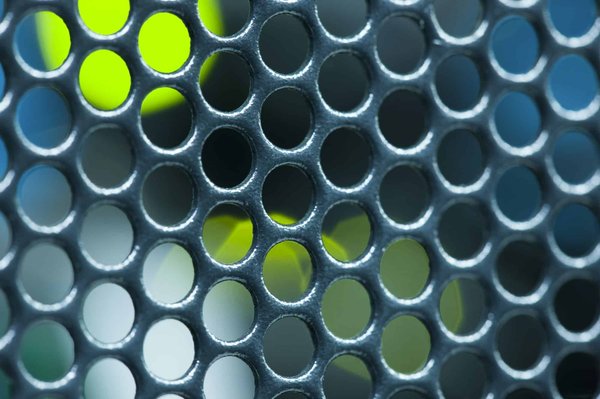 Comment les réseaux sans fil mesh peuvent-ils améliorer la connectivité dans les grands espaces ouverts ?