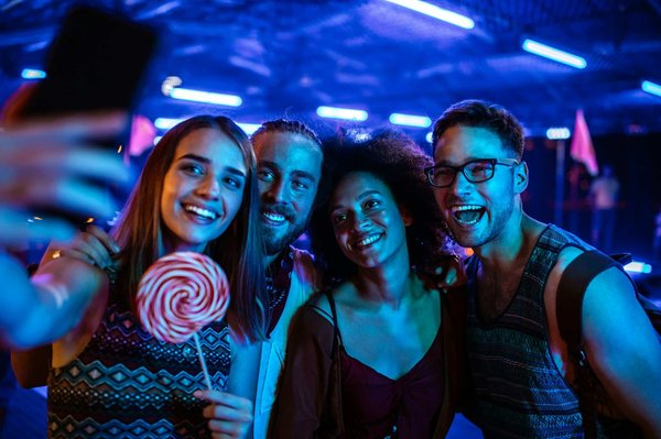 Comment les jeux vidéo peuvent-ils être conçus pour aider à améliorer la mémoire des personnes âgées?