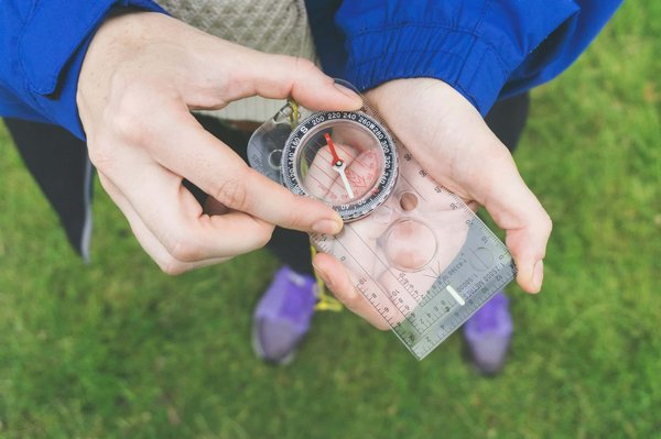 Comment un jeu peut-il encourager les joueurs à explorer toutes les options narratives possibles?